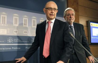 El ministro de Hacienda, Cristóbal Montoro, junto al secretario de Estado de Administraciones Públicas, Antonio Beteta.