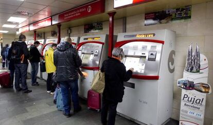 M&aacute;quinas expendedoras de billetes para los trenes de cercan&iacute;as.