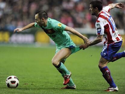 Nacho Novo agarra del pantalón a Iniesta.