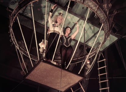 Lola se ha convertido en la atracción de un circo de Nueva Orleans donde realiza un pequeño número acrobático mientras se narra su vida al público. En la imagen, con Oskar Werner.