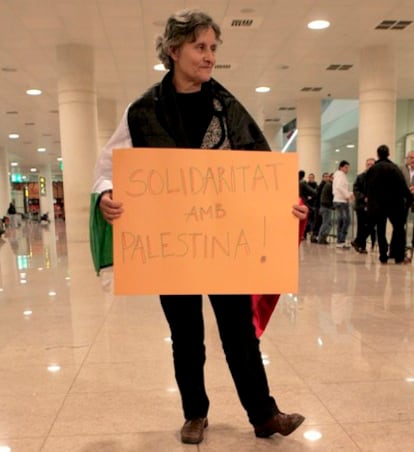 La activista catalana Teresa Sala, que permanece en huelga de hambre desde el pasado 28 de diciembre en solidaridad con los palestinos de Gaza, a su llegada al aeropuerto del Prat (Barcelona).