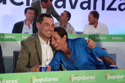 El presidente del PP andaluz, Juan Manuel Moreno, y la ex secretaria general de los populares de esa región, Loles López, este lunes en Sevilla.