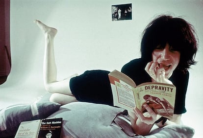 Patti Smith lee un libro en una imagen de archivo.