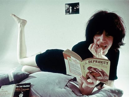 Patti Smith lee un libro en una imagen de archivo.