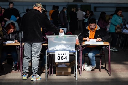 Ciudadanos chilenos votando para las elecciones de constituyentes.