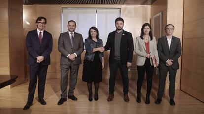 Lastra y Rufián, en el centro, rodeados del resto de integrantes de los equipos negociadores del PSOE y de ERC, el pasado jueves en el Congreso.