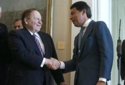 El presidente de la Comunidad de Madrid, Ignacio González (dcha.), estrecha la mano del magnate estadounidense Sheldon Adelson tras una reunión con la delegación de Las Vegas Sands. EFE/Archivo
