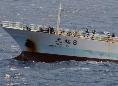 Imagen del carguero con bandera de Hong Kong secuestrado por los piratas somalíes en el golfo de Adén.