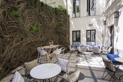 El glamouroso hotel posee un restaurante de aires mediterráneos, que cuenta con un oasis en forma de patio, y que juega a ser una pequeña terracita con espíritu de rincón secreto. Se preparan cócteles clásicos e innovadores a una media de 13 euros, aunque por solo 8 puede disfrutar de un combinado sin alcohol como el Sa Llenya, a base de manzana, limón, jengibre, tónica y cardamomo.