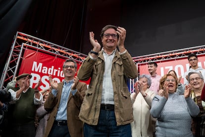 ?scar Lpez, en un acto del PSOE en diciembre en Alcorcn junto a Flix Bola?os y militantes del partido.