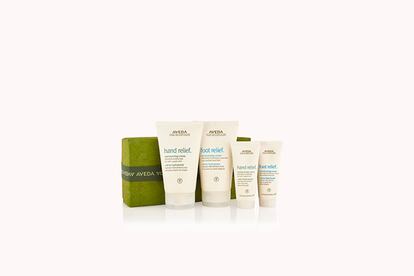 Set de cuidado corporal, de Aveda
Regálale a tus pies y manos, los grandes olvidados de nuestro cuerpo, una dosis extra de mismos con este set de cuidado corporal de Aveda. Restaura los daños causados por el frío invernal con la hidratación intensa de un completo kit que aliviará  la sequedad de las manos y suavizara los pies más endurecidos y estresados. Este set incluye tamaños completos y de viaje de Hand relief: aroma pure-fume con naranja, lavandina y eucalipto. El set de regalo -todo con certificación orgánica- se complementa con Foot relief: aroma pure-fume, con base de menta, lavanda y romero. Precio: 53,00 euros.