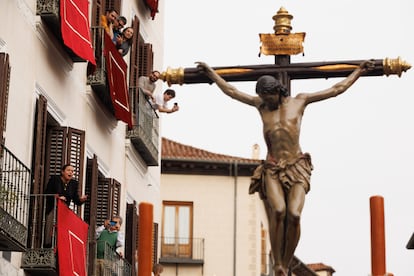 Procesión de la Hermandad Sacramental y Cofradía de Nazarenos del Santísimo Cristo de la Fe y del Perdón, María Santísima Inmaculada, Madre de la Iglesia y Arcángel San Miguel (Los Estudiantes), este Domingo de Ramos en Madrid.