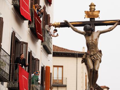 Procesión de la Hermandad Sacramental y Cofradía de Nazarenos del Santísimo Cristo de la Fe y del Perdón, María Santísima Inmaculada, Madre de la Iglesia y Arcángel San Miguel (Los Estudiantes), este Domingo de Ramos en Madrid.