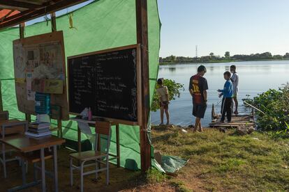 Unos niños se acercan al río Paraguay durante el descanso de la escuela improvisada que sus vecinos organizaron durante la cuarentena del covid-19. “Acá llega la ESSAP, lo que no llega es el agua potable” es una frase típica de los pobladores de los Bañados de Asunción, comunidades existentes a pasos del micro-centro capitalino.