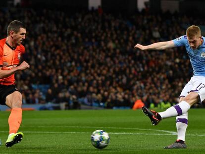 El jugador del Manchester City Kevin De Bruyne dispara a puerta en un partido contra el Shakhtar Donetsk.