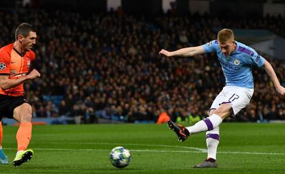 El jugador del Manchester City Kevin De Bruyne dispara a puerta en un partido contra el Shakhtar Donetsk.