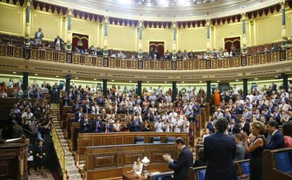 Los diputados de todos los grupos parlamentarios del Congreso aplauden tras la declaración institucional en la que celebran el acuerdo sellado entre el Gobierno colombiano y las FARC, durante la tercera sesión del debate de investidura, hoy en el Congreso de los Diputados.