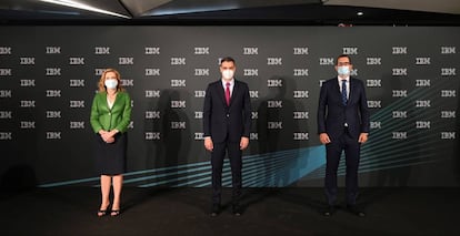 El presidente del Gobierno, Pedro Sánchez, junto a la directora general de IBM Europa, Oriente Medio y África, Marta Martínez, y a el presidente de IBM España, Horacio Morell. 