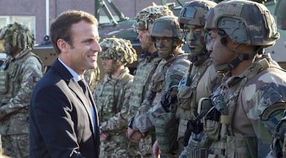El presidente Macron en septiembre de 2017 con soldados franceses en Estonia
