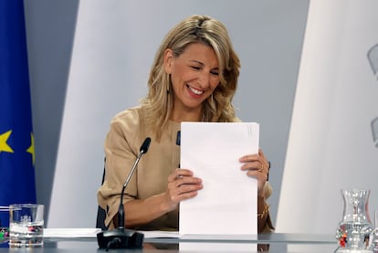 La vicepresidenta segunda y ministra de Trabajo y Economía Social, Yolanda Díaz, en rueda de prensa posterior a la reunión del Consejo de Ministros, este martes en el Palacio de la Moncloa, en Madrid.