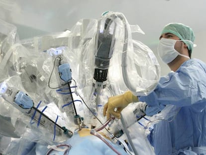 Robot cirujano Da Vinci durante una operación.