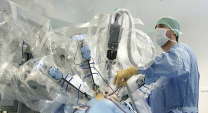 Robot cirujano Da Vinci durante una operación.