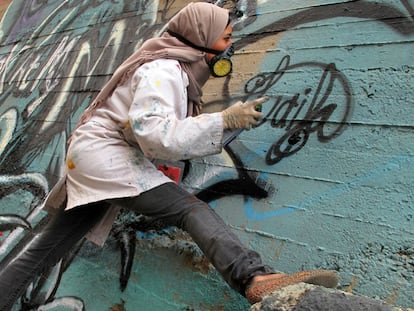 A grafiteira palestina Laila Ayawi durante participação na Jordânia, em 2014.