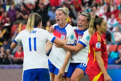 Las jugadoras inglesas celebran el empate.