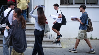 Alumnos acceden a la facultad de Medicina de la Universidad de Sevilla para examinarse de la PAU.