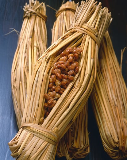 Granos de natto en un recipiente tradicional de paja.