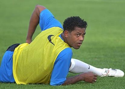 Kluivert, atento a las indicaciones del preparador físico.