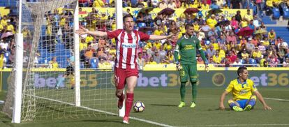 Gameiro celebra su primer gol a Las Palmas.