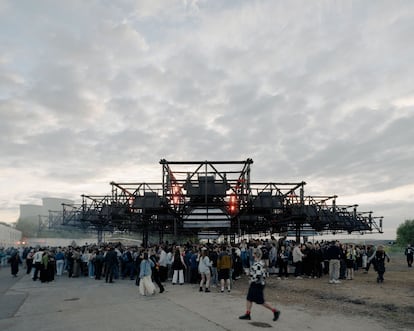 El escenario Dark Skies, del festival Horst, reparte el sonido de manera uniforme por toda la pista gracias a los 116 altavoces y 58 'subwoofers' que cuelgan de lo alto de su estructura.