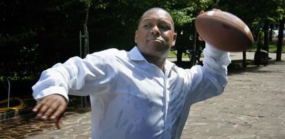 El trompetista Wynton Marsalis juega con un balón de rugby en Vitoria en 2009. 