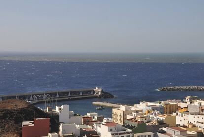 Estas eran las vistas desde las costas de la localidad de La Restinga, en El Hierro, cuatro días después de las erupciones. En el horizonte puede observarse la enorme mancha de magma en el mar.