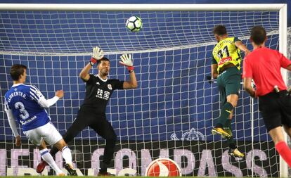 Baptist&atilde;o remata para marcar el gol el Espanyol.