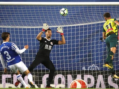 Baptist&atilde;o remata para marcar el gol el Espanyol.