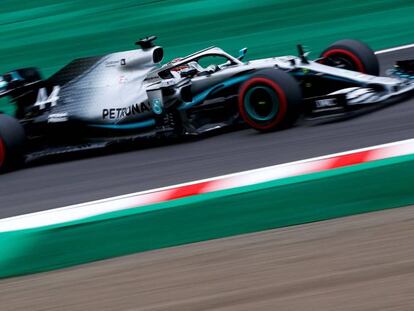 Lewis Hamilton corre durante los segundos entrenamientos libres del GP de Japón 2019.