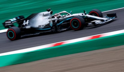 Lewis Hamilton corre durante los segundos entrenamientos libres del GP de Japón 2019.