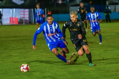 Brian Ocampo lucha con el jugador del Arandina durante el partido de segunda ronda de la Copa del Rey.