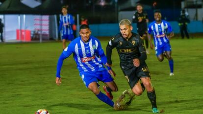 Brian Ocampo lucha con el jugador del Arandina durante el partido de segunda ronda de la Copa del Rey.