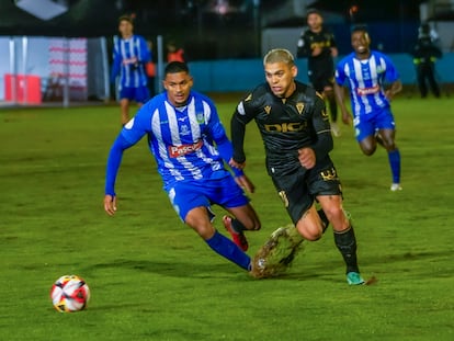 Brian Ocampo lucha con el jugador del Arandina durante el partido de segunda ronda de la Copa del Rey.