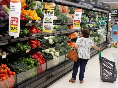 Mujer haciendo la compra en un supermercado