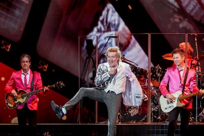 Otro momento de la actuación de anoche de Rod Stewart.