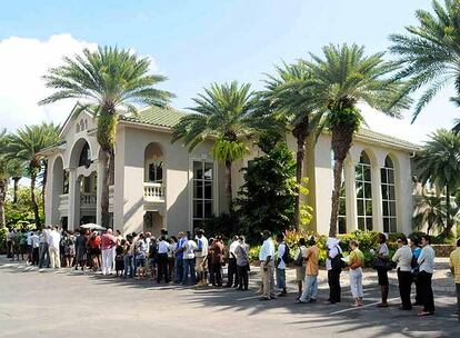 Clientes de la firma Stanford hacen cola para retirar su dinero en una oficina de la isla de Antigua.