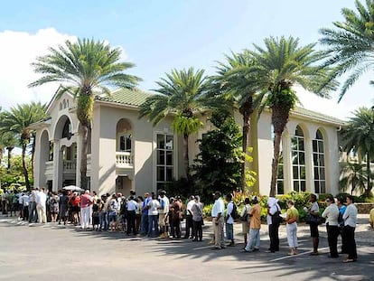 Clientes de la firma Stanford hacen cola para retirar su dinero en una oficina de la isla de Antigua.