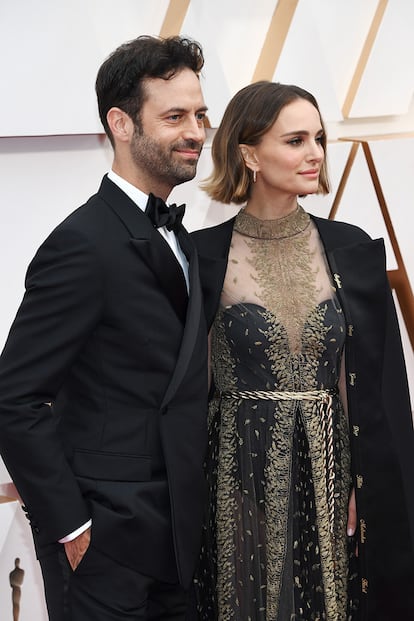 BENJAMIN MILLEPIED Y NATALIE PORTMAN. La actriz y el bailarín se conocieron durante el rodaje de Cisne Negro, donde él, además de aparecer como secundario, ayudaba a Portman a prepararse el papel como coreógrafo de la cinta. Se casaron en 2012 y tienen dos hijos en común, Aleph, nacido en 2011, y Amalia, que vino al mundo en 2017.