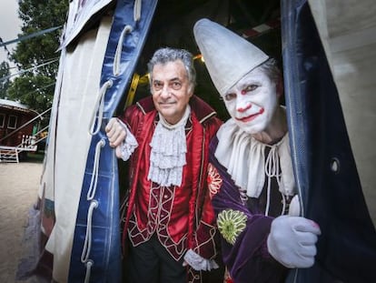 Carlos y Luis Raluy en los carramatos de su circo, instalado en Sant Cugat.