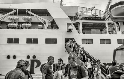 Sólo hay un barco diario que enlaza Madeira con Porto Santo. Es el llamado 'Lobo Marinho'. En enero y febrero para su actividad y el avión se convierte en el único medio de transporte para viajar entre las dos islas. El precio del trayecto es más elevado que el billete del ferry.