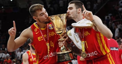 Willy y Juancho Hernangómez Geuer celebran el oro de España en el mundial de baloncesto, el domingo, en China.